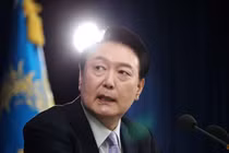 Tổng thống Hàn Quốc Yoon Suk Yeol trả lời câu hỏi của phóng viên trong cuộc họp báo tại Văn phòng Tổng thống ở Seoul, Hàn Quốc, ngày 7/11/2024. Ảnh: Reuters.