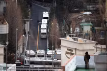 Lối vào dinh thự chính thức của Tổng thống Hàn Quốc Yoon Suk Yeol, người có thể phải đối mặt với nỗ lực bắt giữ lần thứ hai, tại Seoul, Hàn Quốc, ngày 8/1. Ảnh: Reuters.