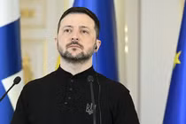 Tổng thống Ukraine Volodymyr Zelensky chủ yếu mặc quần ống rộng màu đen, xám hoặc kaki, giày bốt, áo nỉ và áo polo có trang trí biểu tượng quốc gia Ukraine. Ảnh: AFP.