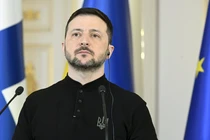 Tổng thống Ukraine Volodymyr Zelensky chủ yếu mặc quần ống rộng màu đen, xám hoặc kaki, giày bốt, áo nỉ và áo polo có trang trí biểu tượng quốc gia Ukraine. Ảnh: AFP.