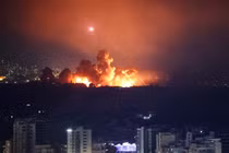 Khói và lửa bốc lên ở vùng ngoại ô phía Nam Beirut, Lebanon sau một cuộc tấn công của Israel ngày 3/10 (Ảnh: Reuters)