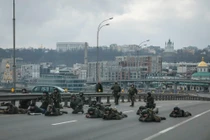 Lực lượng vệ binh quốc gia Ukraine tại Kiev chuẩn bị sẵn vị trí chiến đấu (Ảnh: Reuters)