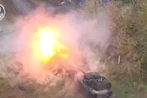 Xe tăng M1 Abrams đang khai hỏa (Ảnh: BQP Ukraine)