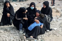 Lễ tang của những người Palestine thiệt mạng trong các vụ tấn công của Israel tại bệnh viện Al-Shifa, thành phố Gaza, ngày 28/8. Ảnh: Reuters.