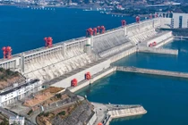 Nước tràn ra từ Đập Tam Hiệp qua chín cửa xả lũ để dự phòng thêm sức chứa cho lũ lụt từ thượng nguồn sông Dương Tử. Ảnh: Getty.