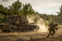 Quân đội Ukraine gần tiền tuyến. Ảnh: Getty.