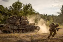 Quân đội Ukraine gần tiền tuyến. Ảnh: Getty.