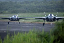 Máy bay chiến đấu F-35 lăn bánh trên đường băng tại căn cứ quân sự cũ Roosevelt Roads ở Ceiba, Puerto Rico, ngày 13/9. Ảnh: Reuters.