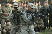 Các thành viên của Lữ đoàn Dù 173 của Quân đội Mỹ huấn luyện binh sĩ Ukraine gần Yavorov, Ukraine vào ngày 16/9/2014 (Ảnh: Getty)