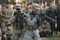 Các thành viên của Lữ đoàn Dù 173 của Quân đội Mỹ huấn luyện binh sĩ Ukraine gần Yavorov, Ukraine vào ngày 16/9/2014 (Ảnh: Getty)