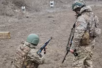 Binh sĩ Ukraine trong một buổi huấn luyện. Ảnh: Getty.