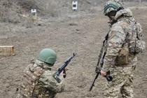 Binh sĩ Ukraine trong một buổi huấn luyện. Ảnh: Getty.