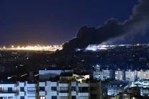 Khói bốc lên từ khu phố Laylaki, Dahieh sau cuộc không kích của Israel nhằm vào Lebanon ngày 1/10 (Ảnh: Getty)