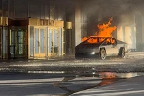 Chiếc xe tải điện Cybertruck của Tesla bốc cháy dữ dội bên ngoài khách sạn Trump. Ảnh: Reuters.
