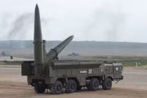 Hệ thống tên lửa đạn đạo tầm ngắn di động Iskander của Nga (Ảnh: Sputnik)