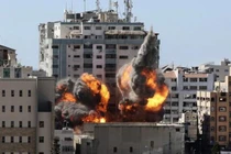 Israel không kích tòa nhà có văn phòng của các hãng truyền thông quốc tế (Ảnh: NDTV)