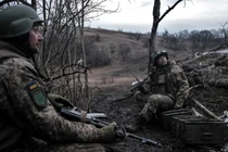 Các binh sĩ Ukraine trên chiến trường (Ảnh: AFP)