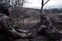 Các binh sĩ Ukraine trên chiến trường (Ảnh: AFP)