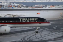 Một chiếc máy bay có dán dòng chữ Trump hạ cánh ở Nuuk, Greenland, vào ngày 7/1. Ảnh: AFP.