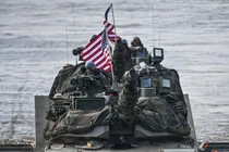 Binh lính Mỹ trên xe tăng Abrams tham gia cuộc tập trận quân sự của NATO tại Korzeniewo, miền Bắc Ba Lan, ngày 4/4/2024. Ảnh: AFP.