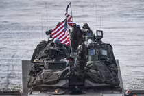 Binh lính Mỹ trên xe tăng Abrams tham gia cuộc tập trận quân sự của NATO tại Korzeniewo, miền Bắc Ba Lan, ngày 4/4/2024. Ảnh: AFP.