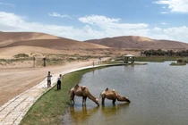 Khách du lịch chụp ảnh lạc đà ở sa mạc Badain Jaran thuộc khu tự trị Nội Mông của Trung Quốc. Ảnh: Xinhua.