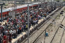 Những người di cư chờ đợi trên sân ga tại ga xe lửa Jammu Tawi ở Jammu, Kashmir do Ấn Độ quản lý vào ngày 10/5, trong bối cảnh căng thẳng biên giới giữa Ấn Độ và Pakistan sau vụ tấn công khách du lịch ở Kashmir. Ảnh: AFP.