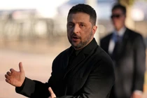 Tổng thống Ukraine Volodymyr Zelensky phát biểu với các phóng viên tại Washington, DC, vào 17/10. Ảnh: Getty.