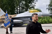 Tổng thống Ukraine Volodymyr Zelensky từ lâu đã yêu cầu máy bay F-16 hỗ trợ đất nước ông chiến đấu chống lại Nga. Ảnh: AFP.