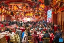 Người dân Trung Quốc tham gia bữa tối đoàn tụ trong đêm 28/1. Ảnh: Xinhua.