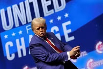 Ông Donald Trump tham dự một sự kiện tranh cử do nhóm bảo thủ Turning Point Action tài trợ tại Las Vegas, Nevada, Mỹ ngày 24/10 (Ảnh: Reuters)