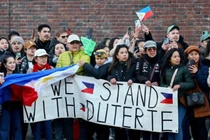 Những người ủng hộ cựu Tổng thống Philippines Rodrigo Duterte chờ ông đến nhà giam Scheveningen sau khi ông bị bắt theo yêu cầu của Tòa án Hình sự Quốc tế tại The Hague, Hà Lan, ngày 12/3. Ảnh: Reuters.
