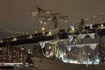 Thuyền buồm huấn luyện của hải quân Mexico đã va vào cầu Brooklyn tối 17/5. Ảnh: Reuters.