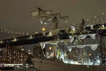 Thuyền buồm huấn luyện của hải quân Mexico đã va vào cầu Brooklyn tối 17/5. Ảnh: Reuters.