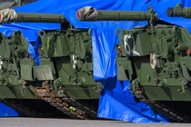 Xe tăng Leopard 1 của Đức đã được đóng gói, sẵn sàng chuyển đến Ukraine tại khu huấn luyện quân sự Klietz, Saxony-Anhalt, Đức ngày 23/2/2024 (Ảnh: Getty)