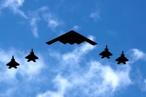 Máy bay ném bom tàng hình B-2 Spirit của Không quân Mỹ được hộ tống bởi 4 máy bay chiến đấu F-35 trong một chuyến bay ngang qua Sông Hudson ngày 4/7/202. Ảnh: Reuters.