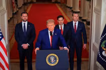 Tổng thống Mỹ Donald Trump có bài phát biểu trước toàn quốc tại Nhà Trắng. Ảnh: Reuters.