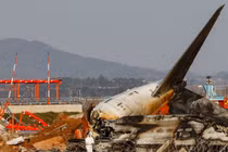 Hiện trường vụ tai nạn hàng không thảm khốc ở Hàn Quốc hôm 29/12. Ảnh: Getty.