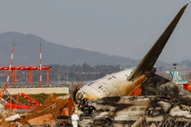 Hiện trường vụ tai nạn hàng không thảm khốc ở Hàn Quốc hôm 29/12. Ảnh: Getty.