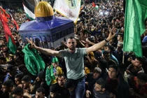 Người dân ăn mừng lệnh ngừng bắn tại Khan Yunis, phía Nam Dải Gaza (Ảnh: AFP)