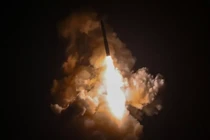 Một tên lửa đạn đạo xuyên lục địa Minuteman III của Mỹ được phóng trong một cuộc thử nghiệm tại Căn cứ Không gian Vandenberg ở California vào ngày 21/5. Ảnh: Newsweek.