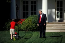 Tổng thống Donald Trump chào đón cậu bé Frank Giaccio, 11 tuổi, khi cậu cắt cỏ ở Vườn Hồng Nhà Trắng ngày 15/9/2017. Frank trước đó đã viết thư cho ông Trump đề nghị được cắt cỏ ở Nhà Trắng. Cuối cùng, cậu được mời đến làm việc trong một ngày tại Nhà Trắng (Ảnh: Reuters)