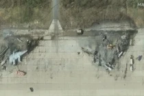 Hình ảnh vệ tinh cho thấy máy bay ném bom chiến lược Tu-95 bị phá hủy vào ngày 4/6, sau cuộc tấn công bằng UAV của Ukraine vào Căn cứ Không quân Olenya của Nga. Ảnh: Maxar Technologies.