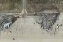 Hình ảnh vệ tinh cho thấy máy bay ném bom chiến lược Tu-95 bị phá hủy vào ngày 4/6, sau cuộc tấn công bằng UAV của Ukraine vào Căn cứ Không quân Olenya của Nga. Ảnh: Maxar Technologies.