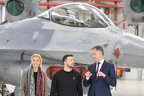 Bộ trưởng Quốc phòng Bỉ Ludivine Dedonder, Thủ tướng Bỉ Alexander De Croo và Tổng thống Ukraine Volodymyr Zelensky tại Căn cứ Không quân Melsbroek, Brussels, Bỉ ngày 28/5 (Ảnh: Getty)