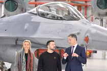 Bộ trưởng Quốc phòng Bỉ Ludivine Dedonder, Thủ tướng Bỉ Alexander De Croo và Tổng thống Ukraine Volodymyr Zelensky tại Căn cứ Không quân Melsbroek, Brussels, Bỉ ngày 28/5 (Ảnh: Getty)