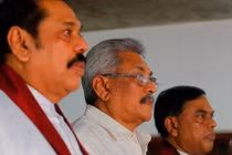 Cựu Tổng thống Mahinda Rajapaksa (trái) cùng các anh em của ông, Tổng thống Gotabaya Rajapaksa (giữa) và cựu Bộ trưởng Phát triển Kinh tế Basil Rajapaksa (Ảnh: CNN)