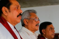 Cựu Tổng thống Mahinda Rajapaksa (trái) cùng các anh em của ông, Tổng thống Gotabaya Rajapaksa (giữa) và cựu Bộ trưởng Phát triển Kinh tế Basil Rajapaksa (Ảnh: CNN)