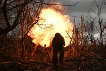 Một quân nhân Nga khai hỏa súng cối ở Vùng Kursk, Nga. Ảnh: Sputnik.