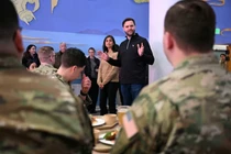 Phó Tổng thống Mỹ J.D. Vance trong chuyến thăm Căn cứ Không gian Pituffik ở tây bắc Greenland hôm 28/3. Ảnh: Reuters.